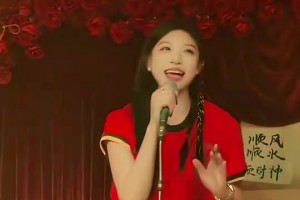 丹麦球迷朝热身中的霍伊伦高喊“梅西”，霍伊伦差点笑坏了~