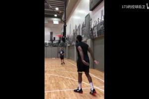 哈登拔起撤步3分被防死空中突然传球 大洛坐打碾压上篮