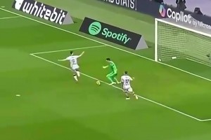 巴萨球迷：退休返聘“老干部”的脚法真是越老越妖