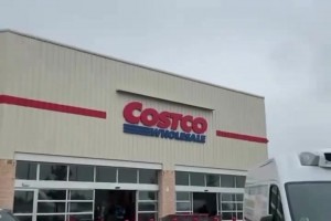 阿拉巴、贝林和阿诺德的女友一起逛超市，为心爱的男友买零食~