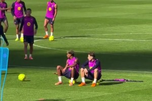 亚马尔和费尔明坐在球上探讨未来，一旁的巴尔德是真调皮~