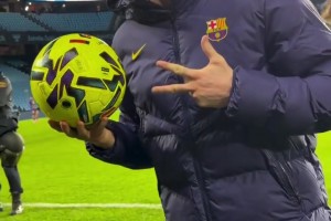 依旧顶级！莱万回归首发上演帽子戏法，赛后带走比赛用球