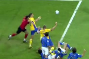 天才与恶棍一线之隔！伊布的经典神来之笔进球！超强的身体控制！