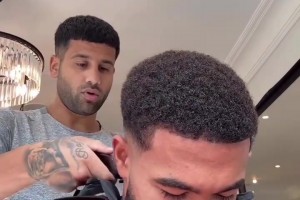 再拍就真的绷不住了！看理发师操控“乖巧”的詹姆斯！