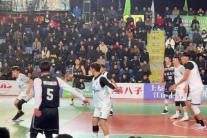 没想到篮球场也有古惑仔乌鸦！白衣14号大个子长得真像乌鸦