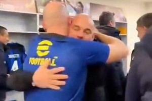 京鲁一家亲！当年泰山小球迷高举国安围巾加油助威