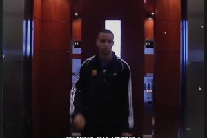 近看米切尔身材真壮实