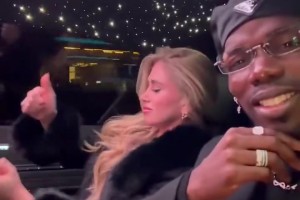 日本球员脱下球衣，这样退役的裁判可以给他们最后一张黄牌