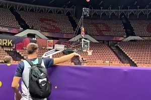 逆天球感东契奇此前从观众席扔进超远三分！队友看傻认输了