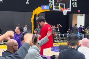 杨瀚森昨日跟小“黑粉”们相视一笑