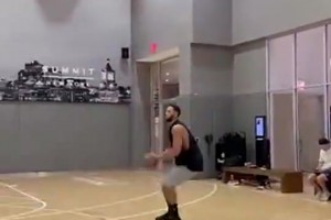 没人吃你这套了本·西蒙斯休赛期还苦练三分，到现在都没合同