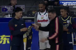 欢迎新援加盟！朱芳雨为崔永熙、萨林杰、麦考尔、奎因发放宏远球衣