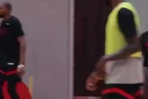 不简单！谢泼德此前在训练中单挑杜兰特，非常丝滑的勾手打板命中