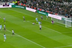 忘带射门靴？谢尔基横敲中路，福登推射擦柱而出