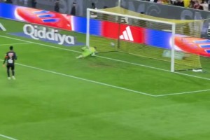 梦回2018！40岁C罗接传中精彩倒勾破门，复刻欧冠对尤文神作