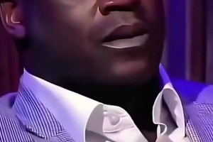 嚯！主持人问奥胖有多长，奥胖竟直接用鞋子比划