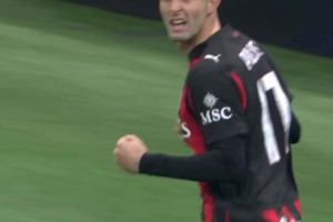 细节拉满！美国队长进球后，迈尼昂双手指天