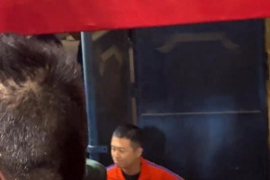 河内主场看台出现身着泰山球衣球迷，国安球迷：“这什么情况”