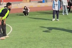 草地篮球场？打篮球和踢足球的看到这场地都沉默了！