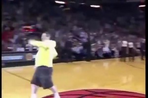 当年热火球迷命中半场投篮获得7.5万美金，詹姆斯送上熊抱