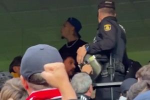 德比战！红牌停赛的安东尼在看台与塞维利亚球迷对线