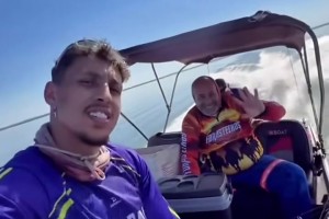 克雷桑开启假期生活！出海垂钓大秀帅照