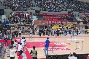 卧槽真重！姚明球衣退役仪式上，哈登直接跳到大姚身上来了个熊抱