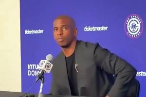 保罗加盟时曾表示：哈登喜欢泡训练馆！我和登还有未竟事业！