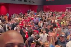 怎么裁掉老船长了啊保罗刚回来还和快船球迷们开心自拍互动~