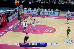 这弹速！郭昊文快攻中突然起飞隔人暴扣！