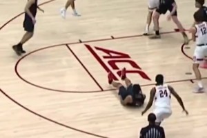 太狠了！NCAA赛场惊现脚踝终结者！对手直接捂脚踝倒在地上！