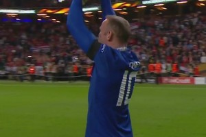 曼联球迷珍贵回忆！鲁尼捧杯瞬间