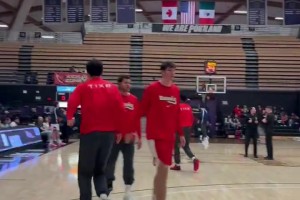 今天能拿下几分？杨瀚森赛前热身来了记双手暴扣！