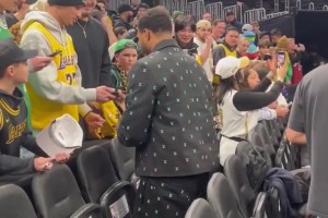 曾经的凯尔特人队长！斯玛特重返北岸花园，赛前给粉丝签名