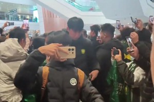 实拍：国安全队返回北京，国安球迷来到大兴机场高呼“NB”