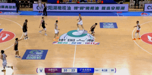 摧枯拉朽！奎因突破分球王少杰顺下接球起飞滑翔暴扣